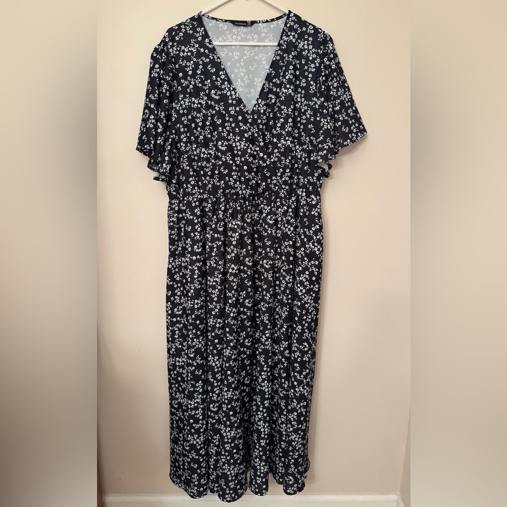 BloomChic Black & White Floral Maxi Dress Women’s US 20 V-Neck Short Sleeve Slit - Picture 3 of 9